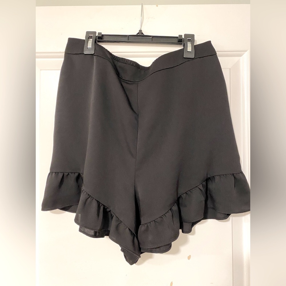 BCBGMAXAZRIA FLUTTER SHORTS SIZE LARGE